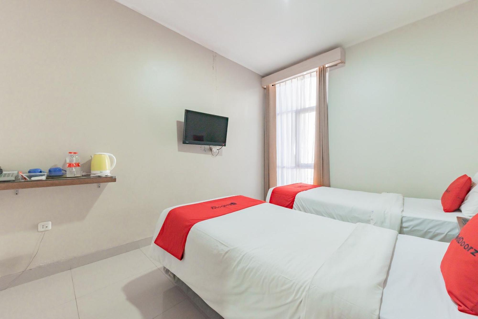 เรดดอร์ซ เนียร์ ปาซาร์ บารู บันดุง Hotel ภายนอก รูปภาพ