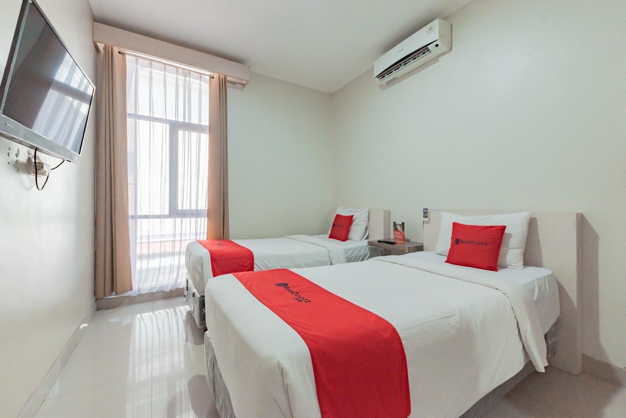 เรดดอร์ซ เนียร์ ปาซาร์ บารู บันดุง Hotel ภายนอก รูปภาพ