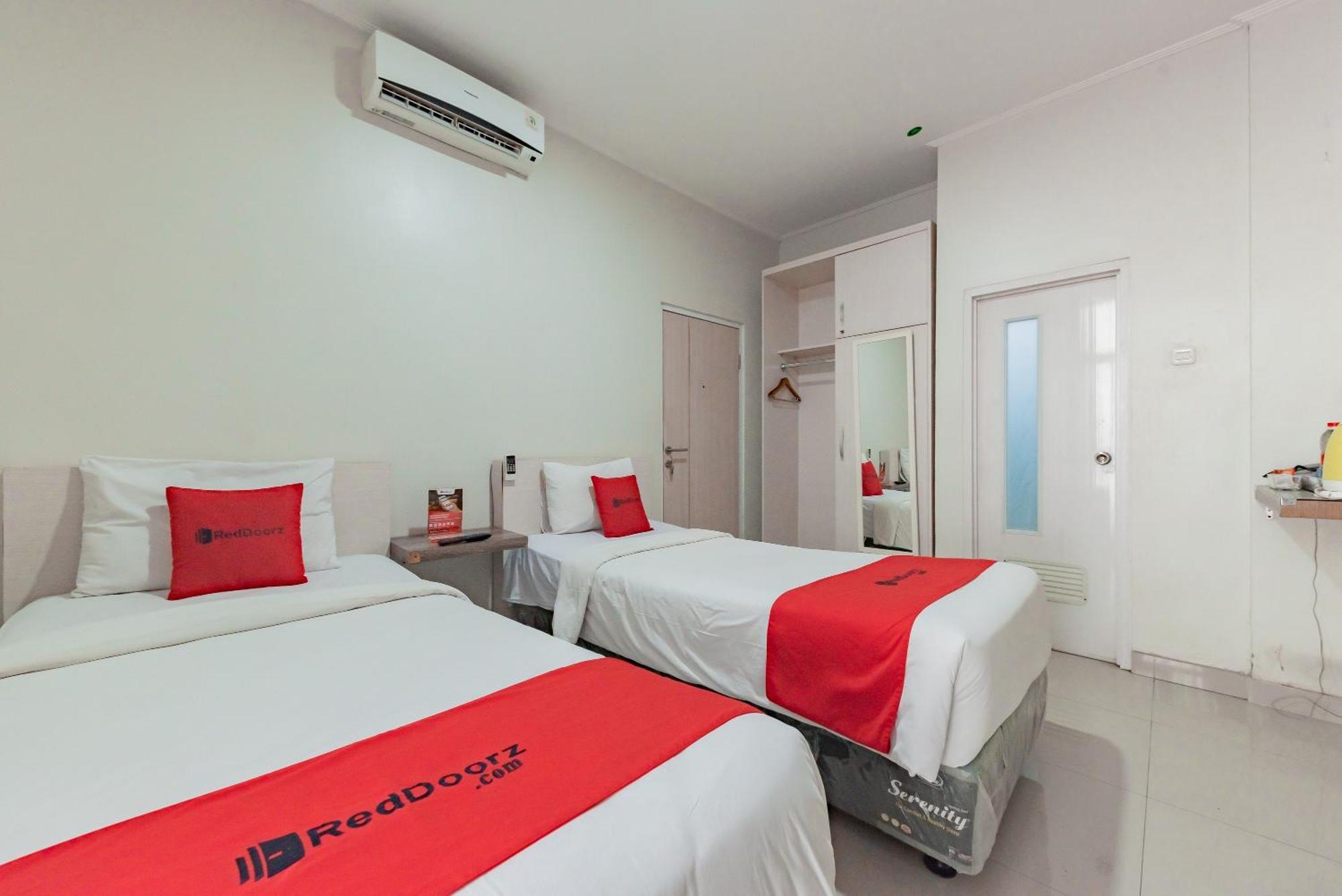 เรดดอร์ซ เนียร์ ปาซาร์ บารู บันดุง Hotel ภายนอก รูปภาพ